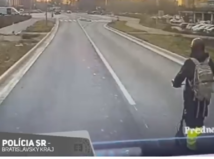 VIDEO: Opitý kolobežkár vybrzďoval autobus....