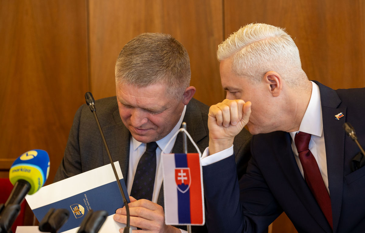 Premiér Robert Fico (Smer) a predseda výboru...
