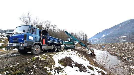 Ružín zbavujú odpadu. Aj keď postupne ubúda, stále je ho dosť