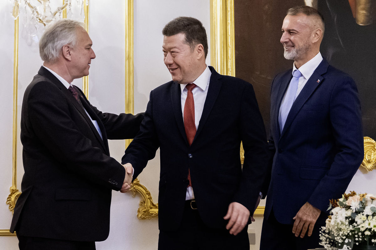 Na snímke vpravo predseda NR SR Richard Raši...