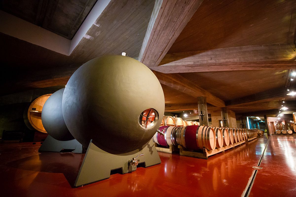 Víno zrie pod klenbou pivnice.