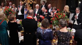 Na zábere zo štátneho banketu na hrade Windsor...