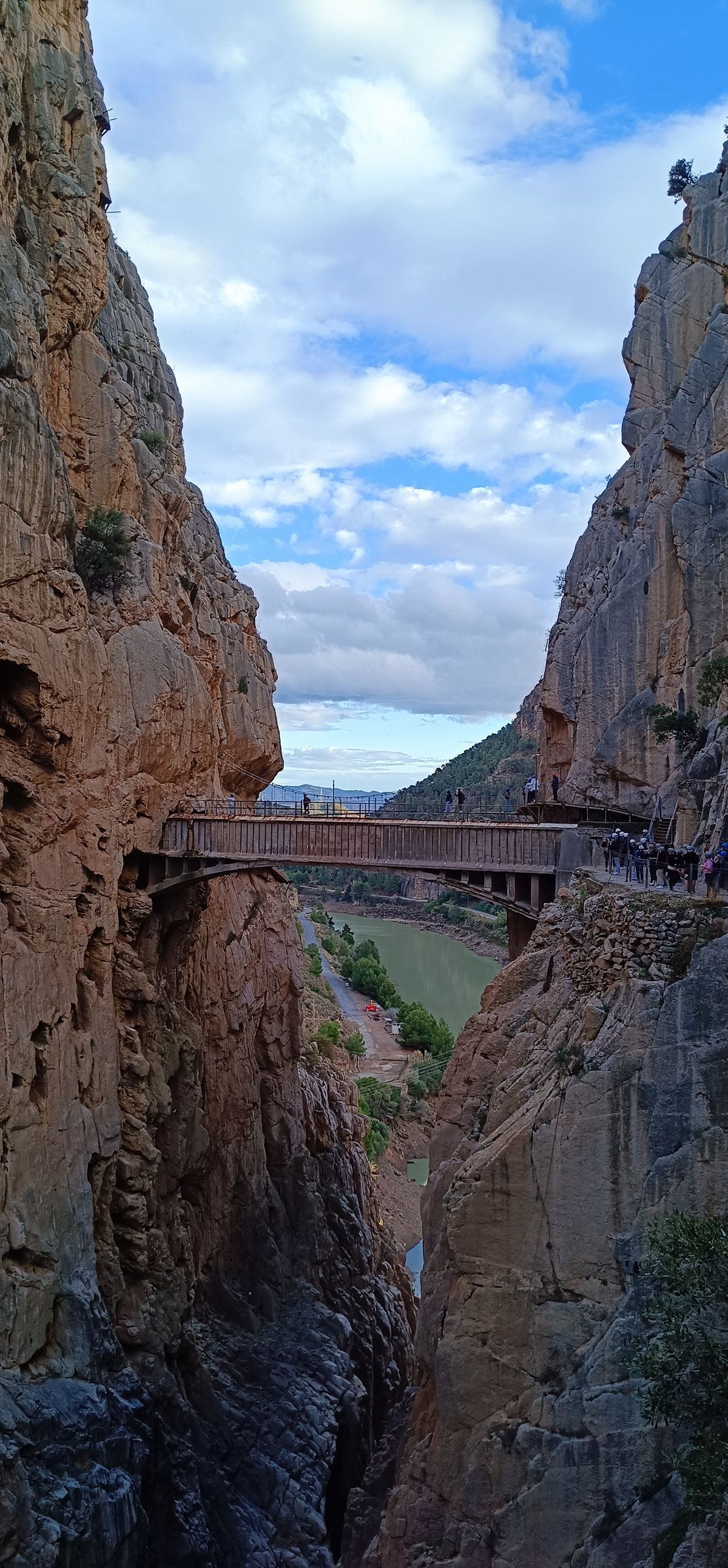 Starý, už nepoužívaný drevený visutý most,...