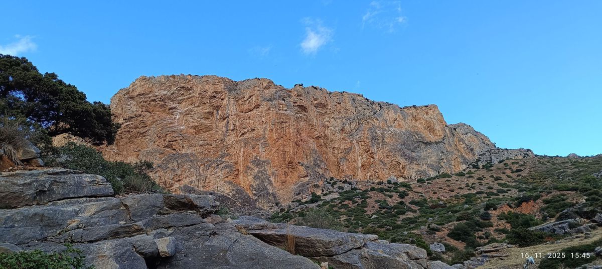 Majestátny skalný útes v oblasti pohoria, ktoré...