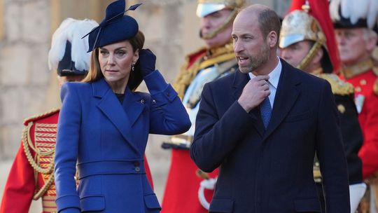 Princ William a princezná Kate odchádzajú z...