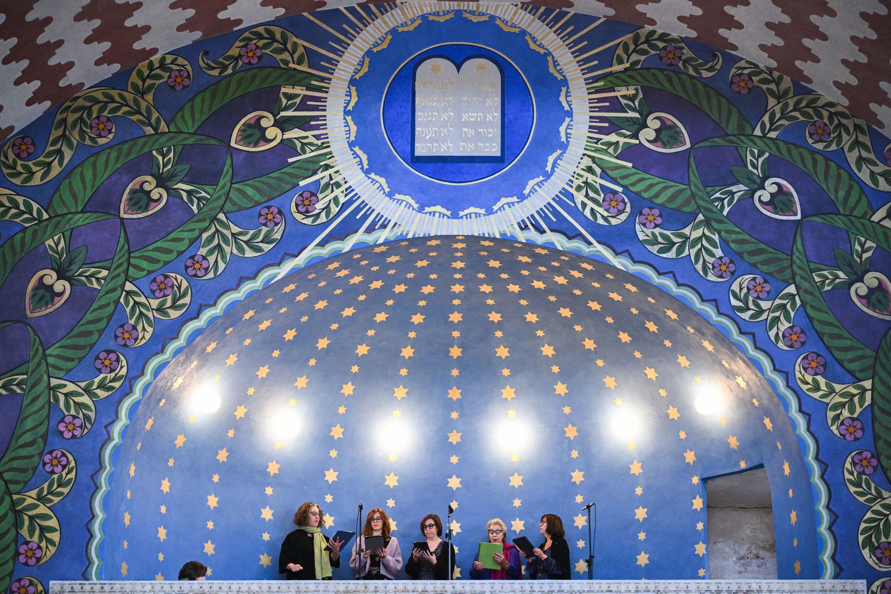 Na snímke členky The Ark Synagogue Choir zo...
