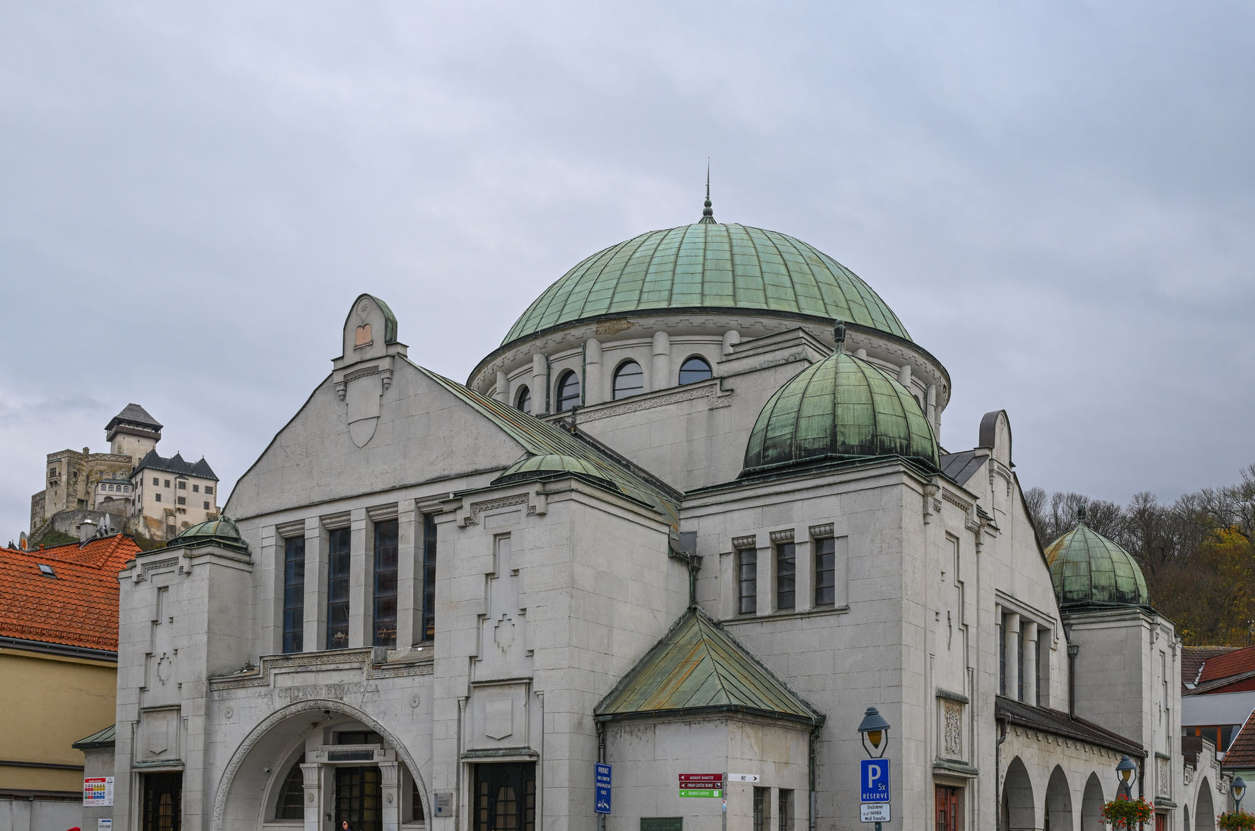 Na snímke v popredí Trenčianska synagóga počas...