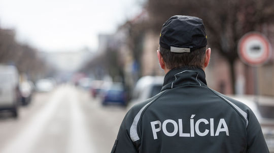 Policajná inšpekcia rieši prípad policajta, ktorý mal biť Čecha na ubytovni. Útok sa vysielal naživo 