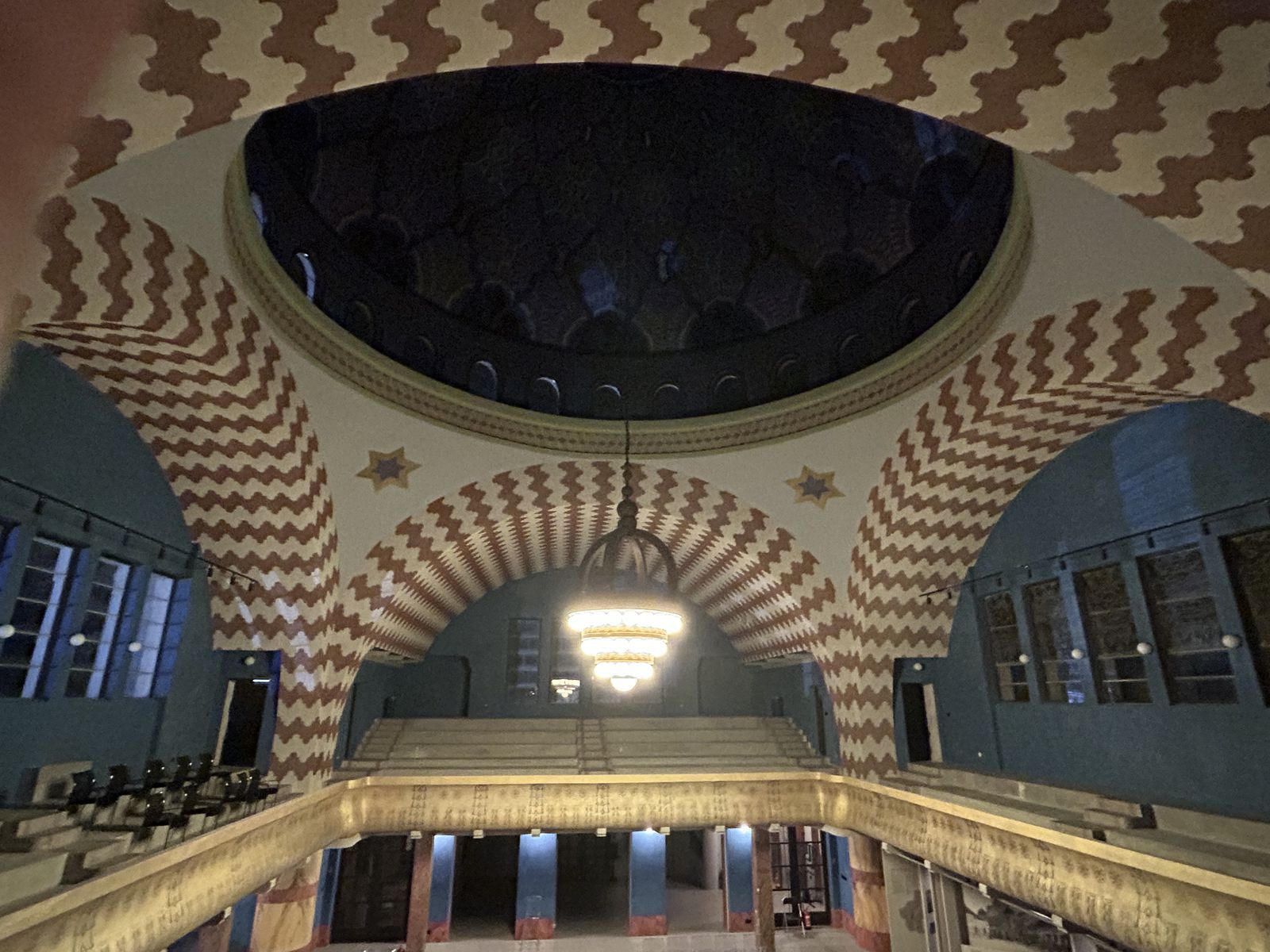 Interiér trenčianskej synagógy.