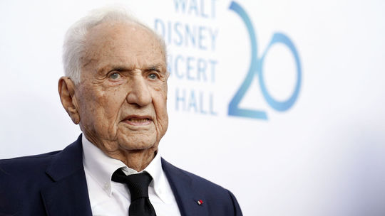 Zomrel svetoznámy a svetový architekt Frank Gehry, autor Tancujúceho divadla či Disneyho sály