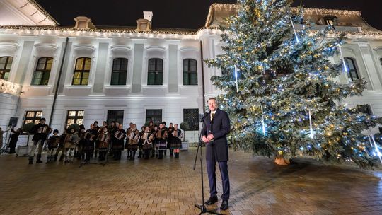 Pellegrini s deťmi rozsvietil pred svojim sídlom vianočný stromček