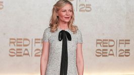 Herečka Kirsten Dunst prišla v kreácii Dior. 