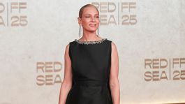 Herečka Uma Thurman pózuje v kreácii Prada.