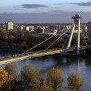 Pohľad na ľavú stranu Dunaja v Bratislave. 