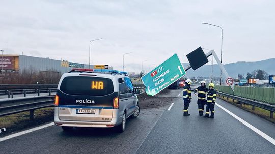 Rýchlostná cesta R1 je pri vstupe do Banskej Bystrice pre nehodu uzavretá