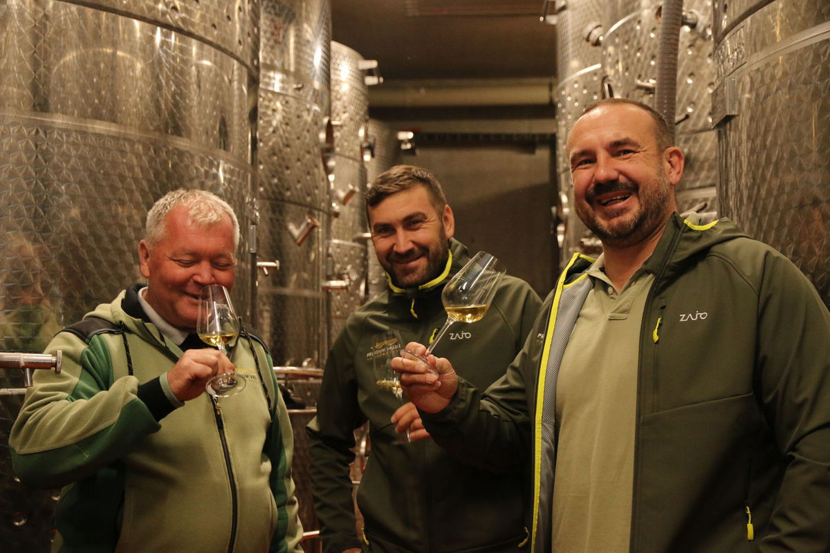 Niet nad dobré víno. Zľava Marián Burieta, vinohradník, Jozef Záhorský, hlavný technológ a Milan Solár, spolumajiteľ Predia Vráble.