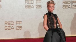 Speváčka Rita Ora sa objavila v róbe Tima Abid. 