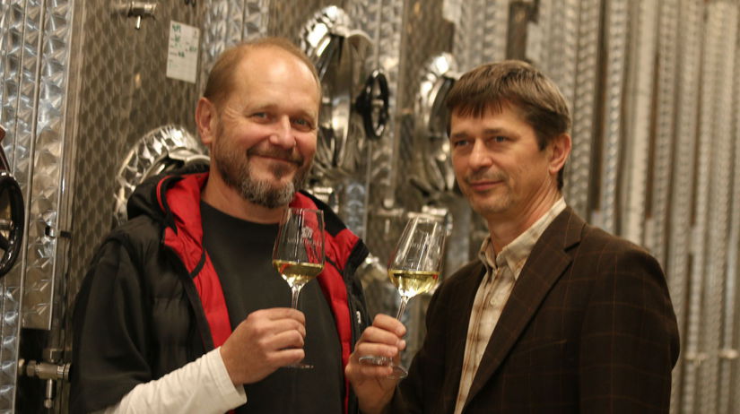 Tvorcovia vína PD Mojmírovce: Juraj Majšík technológ a vinohradník Róbert Taškár (vľavo).