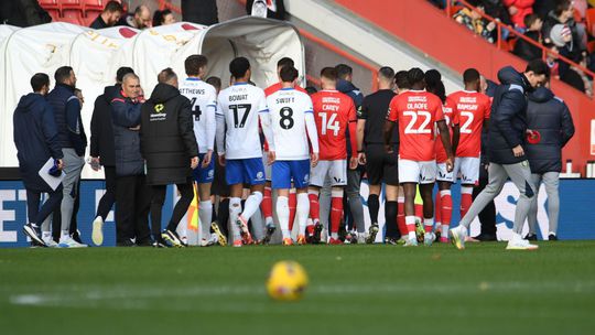 Zápas v Anglicku poznačila tragédia. Fanúšikovia volali lekára na tribúnu, jeden z nich zomrel v nemocnici
