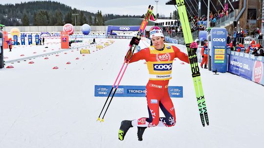 Nórska dominancia pokračuje. Kläbo na domácej skiatlonovej trati porazil oboch krajanov