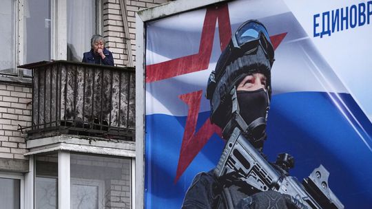 Petrohrad v zajatí strachu. Mesto slobody sa mení na laboratórium represie. Miznú knihy, hudba aj humor