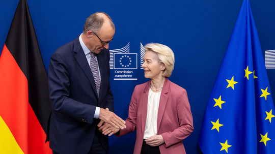 Brusel chce jednomyselnú dohodu o miliardách pre Ukrajinu. Leyenová sa zhodla s Merzom: Všetky štáty EÚ musia niesť rovnaké riziko