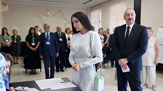 Pellegrini, Raši a Fico privítajú doživotného prezidenta. Vládcu, ktorý prinútil Putina, aby sa ospravedlnil