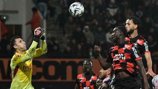 Greif pochytal päť striel, nebolo to nič platné. Lyon neprežil vylúčenie bývalého hráča Arsenalu