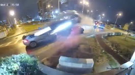 VIDEO: Ako raketa! Vodič zázračne preletel vzduchom nad kruhovým objazdom