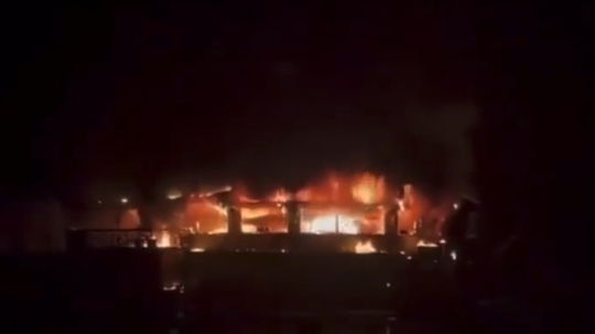 Pri požiari v nočnom klube v indickom letovisku zahynulo najmenej 25 ľudí