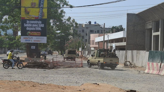 Nigéria tvrdí, že pomohla Beninu zmariť pokus o vojenský prevrat. Vodca puču Pascal je na úteku