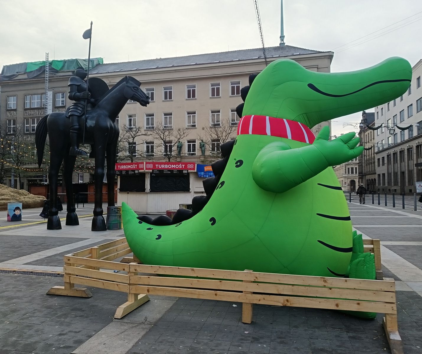 Draka nájdeme aj neďaleko sochy Jošta na...