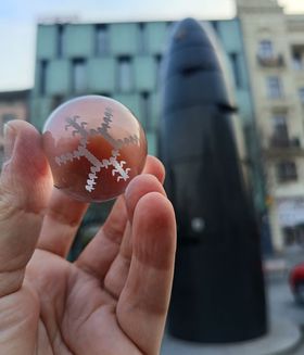 Vianočná sklenená guľôčka z brnianskeho...