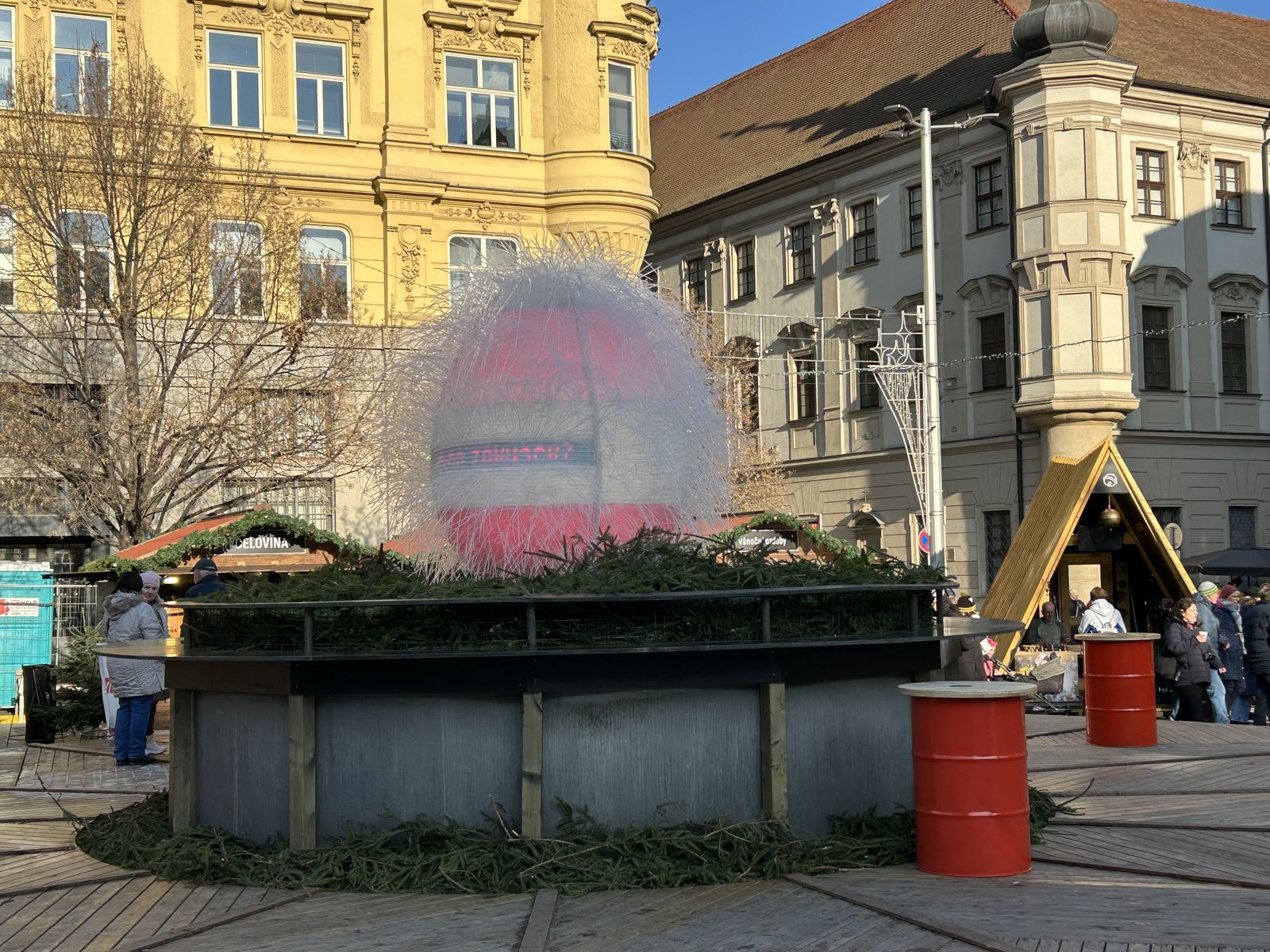 Dračie vajce z polyetylénových hadičiek.