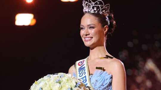 Novou Miss Francúzsko je Hinaupoko Deveze,...