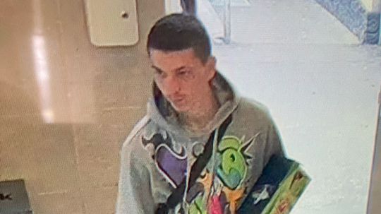 Ženu okradol a zneužil jej kartu. Polícia má záber podozrivého, poznáte ho?