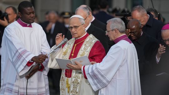 Pápež Lev XIV. obnovil starú tradíciu: položil veniec na Španielskom námestí a modlil sa za pokoj vo svete 