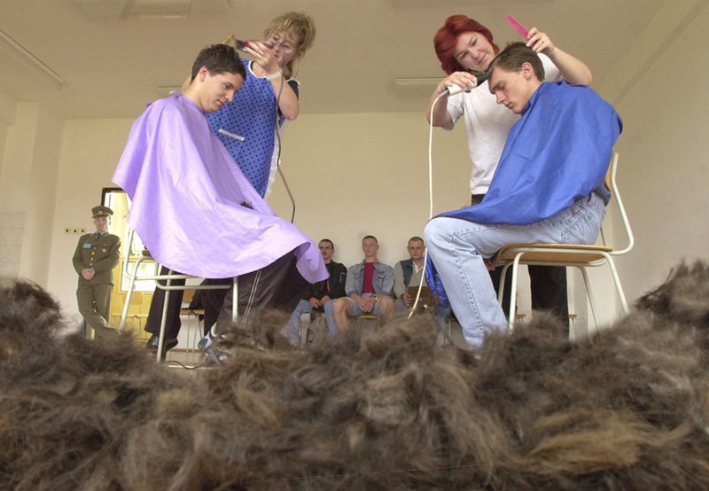 Ostrihanie hláv dohola bolo nevyhnutnou...