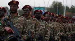 Vojaci novej sýrskej armády počas vojenskej...