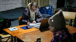 Ukrajina, Rusko, dronový a raketový útok, vojna, Kyjev, zničené budovy, bombardovanie, civilisti, AP,