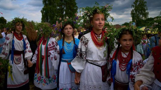 FOTO: Ľudia, ktorí sa odmietajú zlomiť. Ďalší rok bolesti aj odvahy. AP zverejnila najsilnejšie snímky z Ukrajiny