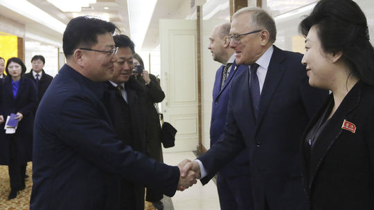 Dlhoročný ruský veľvyslanec v KĽDR „náhle zomrel“. Naposledy ho videli so študentami