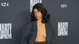 Odessa A'zion na slávnostnej premiére snímky...