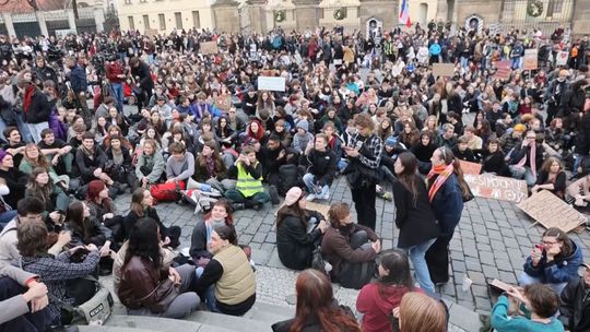 Pražské ulice zaplavili mladí: protestovali proti Motoristom a obsadeniu ministerstva životného prostredia