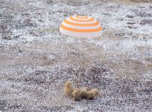 Na Zem sa vrátili traja členovia posádky...