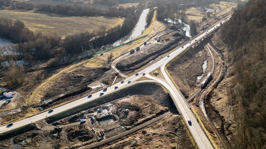 Trojkilometrová katastrofa na R1. Diaľničiari narazili na nelegálnu skládku, môže položiť celý projekt