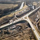 Trojkilometrová katastrofa na R1. Diaľničiari narazili na nelegálnu skládku, môže položiť celý projekt