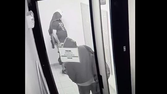 VIDEO: Zobrali kľúče, neskôr sa vrátili kradnúť. Poznáte zlodejov z Cintorínskej?