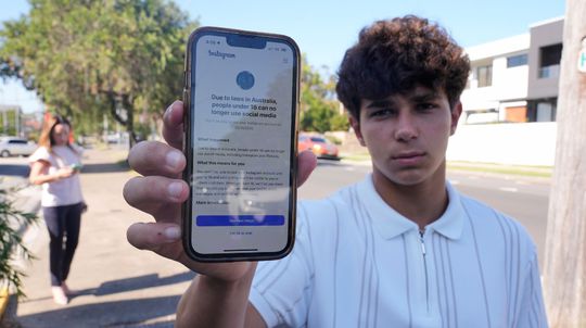 Zákaz sociálnych sietí v praxi. Austrálske deti sa snažia oklamať systém i kreslenými fúzmi, rodičia zúria