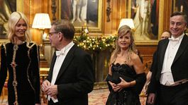 Claudia Schiffer (uprostred) pred štátnym...